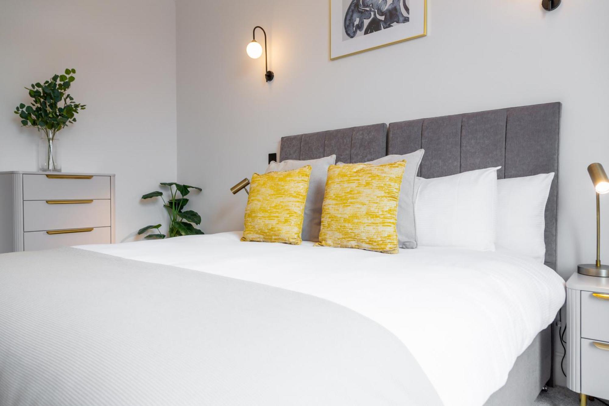 The Salisbury - Luxury Apartments By Stay In Скарбъро Екстериор снимка